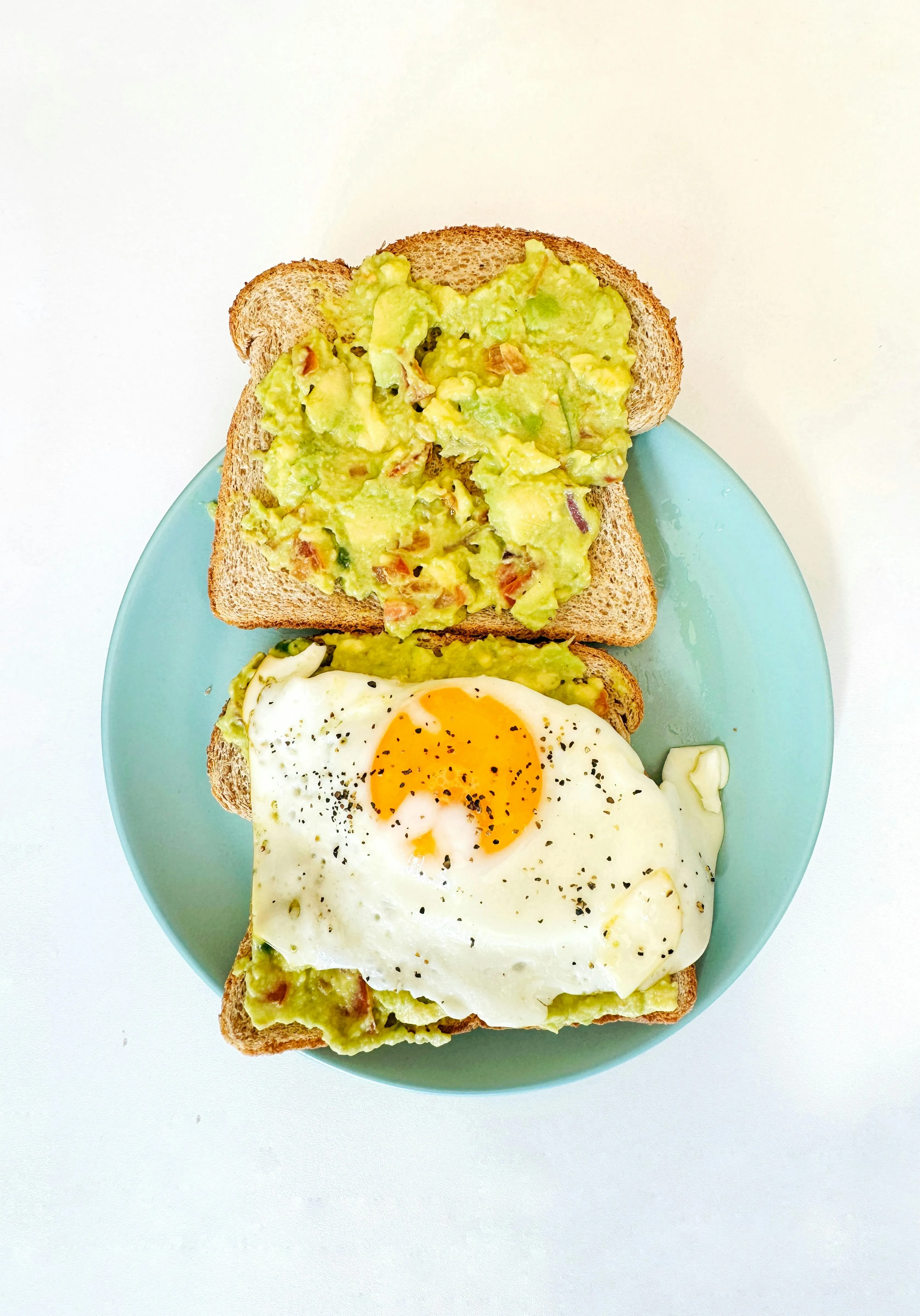 Toast s avokádem a sázeným vejcem
